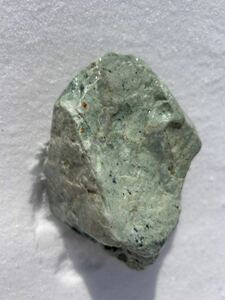 日高翡翠　激レア　国産鉱物　クロム透輝石　幻の翡翠　839g　未研磨　ミントグリーン系でクロムスピネル等が映え見応えのある美しい原石