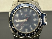 A3　TOMMY HILFIGER　トミーヒルフィガー　F90271　デイト　ネイビー系文字盤　メンズ腕時計　ブランド腕時計　クオーツ　現状品_画像4
