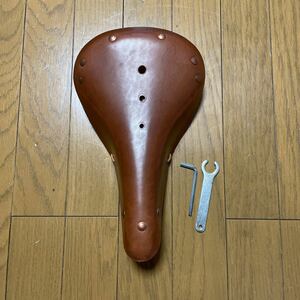 土色BROOKS風純正牛革サドル銅製リベット長28cm幅17cm 軟硬さを調節可能レンチ付き未使用品