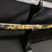 BAd027R 模造刀 約110cm 龍 模様 竜 魚 龍文目貫唐草文鍔刀身暴龍刻印大太刀・魚文金工黒塗り金蒔絵鞘 コスプレ 稽古 布袋_画像10