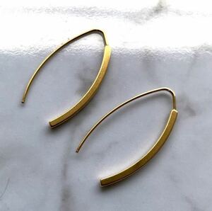  Gold hook earrings 