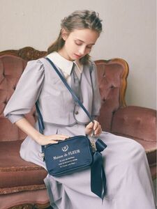 Maison de FLEUR サテンリボンショルダーバッグ　ネイビー