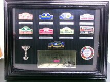 スバル ワールドラリー 1997 チャンピオン記念 ピンバッジセット 額入り (6144-172)_画像1