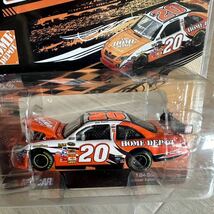 【A0240-19】未開封中古品『Nascar 1/64 Joey Logano ♯20 The Home Depot 2009 Camry Action』 モデルミニカー レーシングカー_画像3