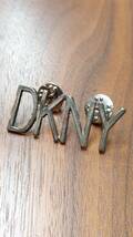 DKNY ロゴ ピンバッジ シルバーカラー ダナキャランニューヨーク ピンズ_画像1