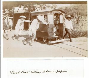 小判古写真　豆相人車鉄道 三等車の走行　1903年 Chandlessアルバム