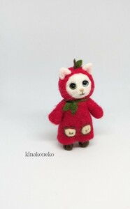 猫　リンゴのワンピ猫　羊毛フェルト　ハンドメイド　ミニチュア　約8cm　kinako