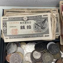 #38A【現状保管品】日本古銭 海外コイン まとめ 約1.5キロ 穴銭 中国 銀貨 銅貨 紙幣 レトロ アンティーク _画像2