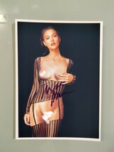 モニカ・ベルッチ直筆サイン入り2Lサイズ写真…Monica Bellucci_画像2