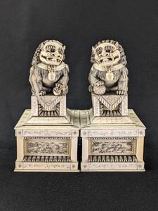 牙彫刻 象牙風 獅子置物 一対 細密彫刻 白材 乾隆御製 重量約8.265kg オブジェ　（26-5）