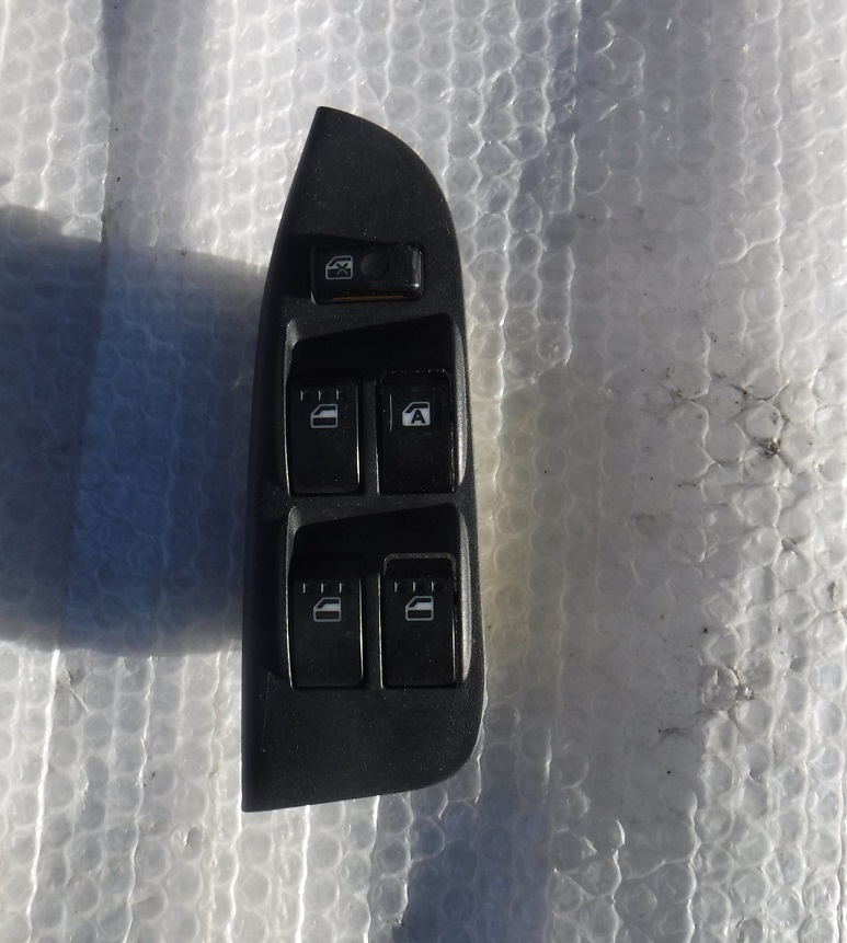 エッセL235S右フロントドア パワーウインドウ スイッチL245S運転席ドアESSE右フロント純正パワーウィンドウ マスター スイッチ84820-B2090