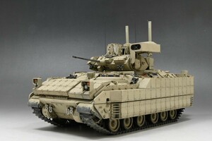 ■1/35 アメリカ軍　M2A3 ブラッドレー歩兵戦闘車　（フルインテリアモデル）完成品