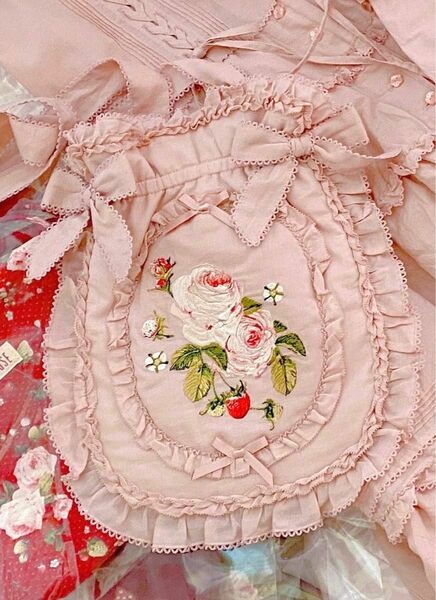 Berry Rose刺繍アップリケ付きフリルポシェット ピンクハウス