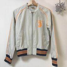 美品 adidas レディース メンズ ジャンパー Ｍ ブルゾン アディダス レトロ ベージュ オレンジライン 綿70% アウター_画像1