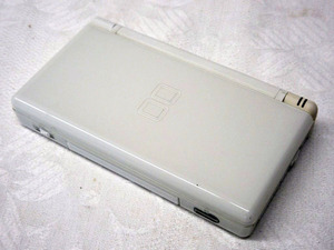 01K196 ニンテンドー DS Lite ホワイト 通電OK イタミあり 現状 部品取りなどに 売り切り