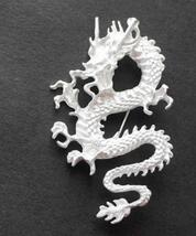 【白DX昇龍神】新品『ホワイトドラゴン◎DRAGON　龍』■開運☆運気■Nature ロマンチック 高級感 金属 ピンバッジ バッチ　ブローチ激渋_画像1