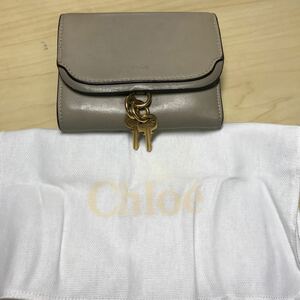 Chloe 三つ折り 財布　ベージュ　クリーム色　レザー レディース　鍵　クロエ　ブランド　