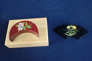 ★012627 茶道具 茶器 漆器 漆芸 花絵 香合 扇形 月形 二点 まとめて ★