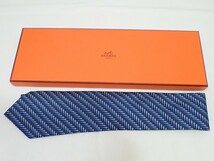 k4344 / 極美品 HERMES エルメス ネクタイ ネイビー ブルー 5334 TA 幾何学プリント 100%SOIE フランス製 箱付 現状品_画像1