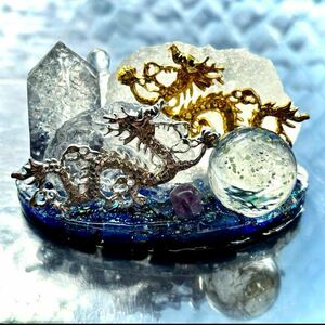 Art hand Auction ◇Dragon volant dans le ciel nocturne◇Dragon d'or◇Dragon d'argent◇Orgonite◇Lapis lazuli◇Iolite◇Crystal◇, Articles faits à la main, intérieur, marchandises diverses, ornement, objet