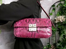 ●超美品●GIVENCHY ジバンシィ●パイソン 本 ヘビ 革●フラップ ワンショルダー バッグ●ピンク系●シルバー金具●肩掛け●収納●Js43199_画像2