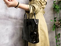 ●美品●PRADA プラダ●三角ロゴプレート●エナメル パテント レザー 本革●ハンド バッグ●ダークブラウン●SV金具●イタリア製●Js43351_画像3