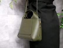 ●超美品●新品同様●FURLA フルラ●GILDA MINI●ロゴ型押し●カーフ レザー 本革●2way ハンド バッグ●カーキ●G金具●斜め掛け●Js43300_画像3