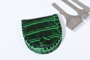 handman BIG大容量本革極厚半円馬蹄形コインケース手縫い　鮮やかなグリーン　クロコダイル型押し