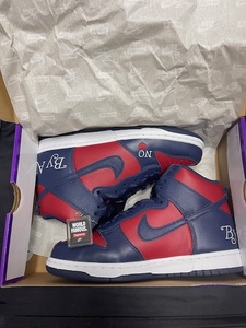 SUPREME × SB DUNK HIGH "BY ANY MEANS RED NAVY" DN3741-600 （ネイビー/レッド/ホワイト）