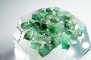  prompt decision special price! finest quality goods! first come, first served ]30 year front. rare stock!! non heating natural Colombia production fine quality transparency . high emerald raw ore 10.5ct