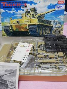 アカデミー 1/35 タイガーⅠ重戦車 初期生産型 （インテリア再現モデル）TigerⅠ（ポスター付き）