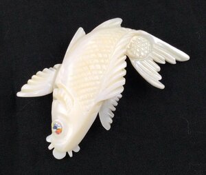 飾り　貝製　魚　コレクション　ブローチ　ファッション　小物　約4.5cm×2.5cm　t833-N
