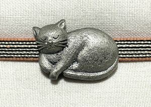 NO.331 帯留め ネコ 眠り猫(帯留 帯飾り 和装小物)