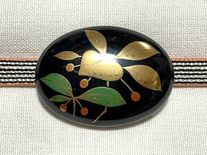 NO.1275 帯留め 輪島塗 葉っぱと赤い実 蒔絵 金彩 リメイク品(帯留 帯飾り 和装小物)ハンドメイド品