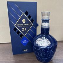 15. ★未開栓★ ROYAL SALUTE 21年 ロイヤルサルート THE SIGNATURE BLEND シグネチャーブレンド 700ml 40% 陶器ボトル 箱付き 古酒_画像1