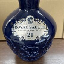 15. ★未開栓★ ROYAL SALUTE 21年 ロイヤルサルート THE SIGNATURE BLEND シグネチャーブレンド 700ml 40% 陶器ボトル 箱付き 古酒_画像2