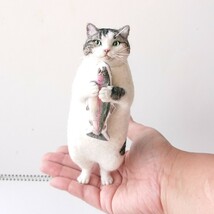 羊毛フェルト猫 うちの猫(がす) お魚クッション付き ハンドメイド_画像4