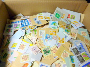 使用済み 普通 日本切手 紙付き キロボックス ４ｋｇ＋おまけ　(風袋込み) 大量　使用済み紙付普通日本切手 昭和レトロ