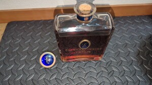 記載写真間違えた為再出品 未開栓 CAMUS EXTRAORDINAIRE COGNAC カミュ エクストラ コニャック上の木のコルク部分ちぎれ。外観は細かい汚れ