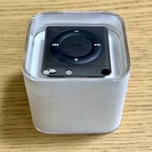 新品未開封 Apple アップル iPod shuffle 本体 第4世代 2015年モデル スペースグレイ 2GB MKMJ2J/A アイポッドシャッフル 外装フィルム付き_画像5