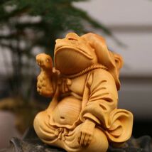 木彫 幸福を祈るカエル 彫刻 飾り置物 精密細工 美術工芸品_画像1