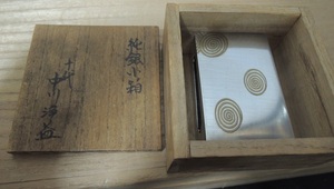 銀小判形茶合　古恒銘　煎茶道具手彫　約２２g　共箱　古美術品　香道具　 サイズ： 本体：５．８ｘ４ｘ高２ｃｍ　重さ約５９g