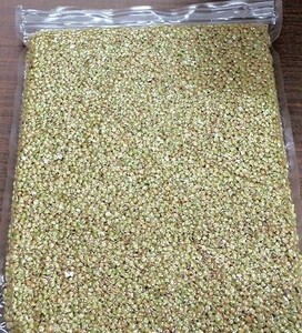 令和5年度　新そば　信州産　そばの実 (蕎麦の剥き身）鬼殻を外した状態　　900g　ヤマトネコポス送料込　1100円(3)