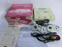 【KM13-28】【80サイズ】▲SEGA/セガサターン 白 本体セット/ゲーム機/通電可/ジャンク扱い/※外箱傷み有_画像1