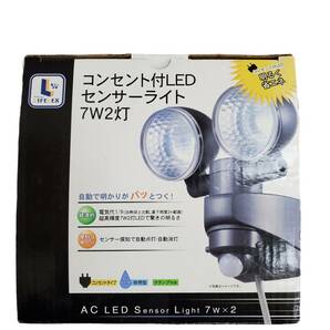 【未使用 在庫2個】 LIFELEX コンセント付き LEDセンサーライト 7Ｗ2灯 CA27-5837の画像1