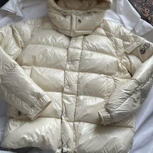 新品未使用　タグ付き　希少サイズ　4 XL 国内完売品　Moncler 70周年 限定品 Maya マヤ 70 カラー070 バター【ホワイトクリーム】