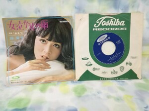 g_t Q824 ★EPレコード 赤盤★ 緑魔子 「女泣かせの雨/おえつ」【現状品】