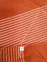 g_t Q509 木箱入三越オリジナル絹100%高級ちりめん風呂敷 使わず箪笥の保管品でした。_画像3