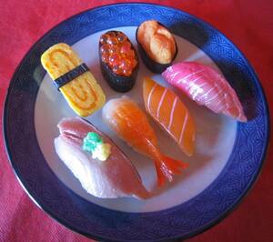 ■食品サンプル　お寿司の盛り合わせ（陶器お皿付き）　検）リーメント、海洋堂、食玩