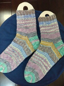 手編み靴下。ソックヤーン。優しい色合い。